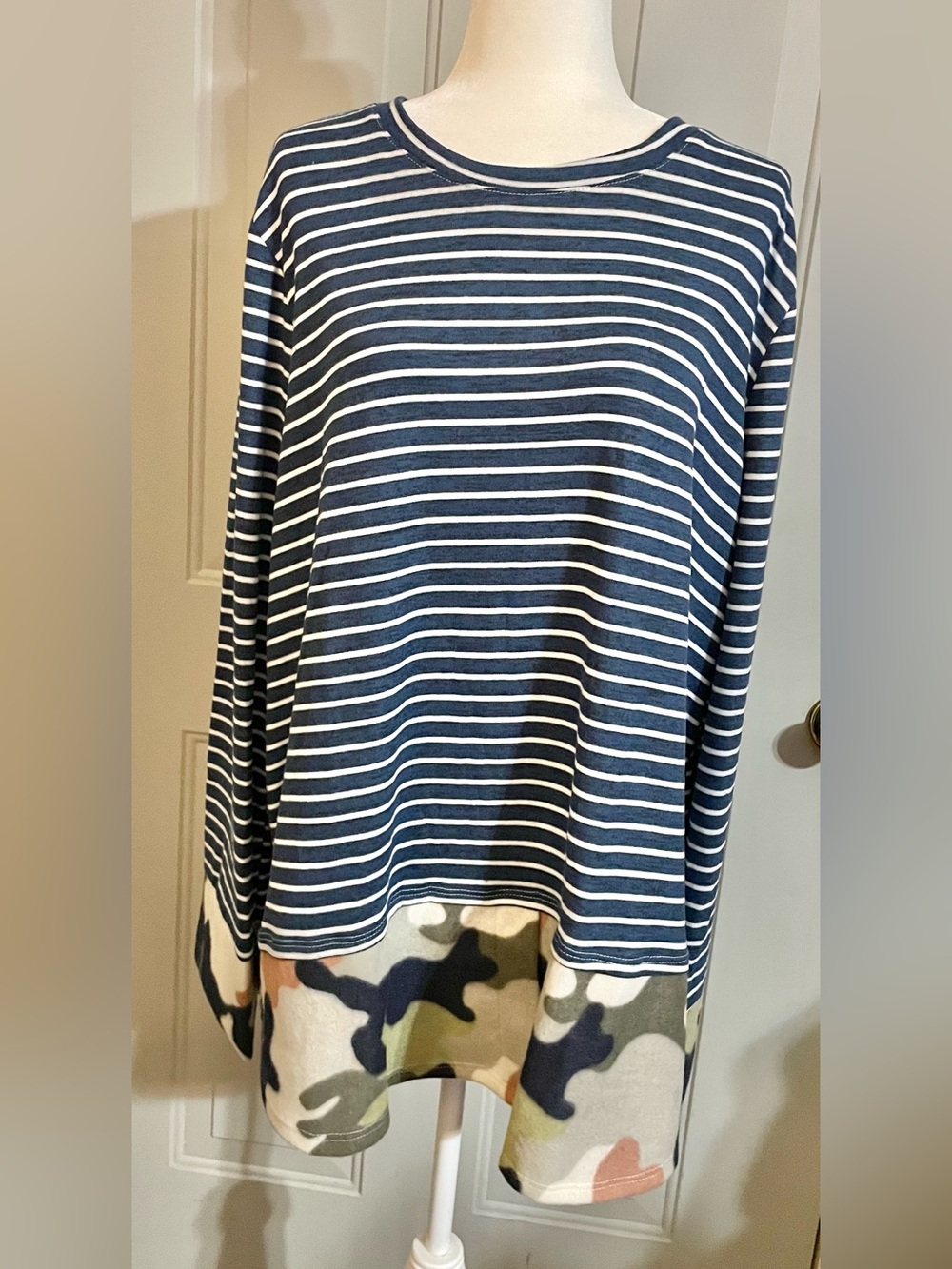 Celeste Striped Long-Sleeve Crewneck Top in Navy and White Size 3x